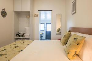 ポルトにあるÀ Francos Love Lair 2の大きな白いベッドと枕のある寝室