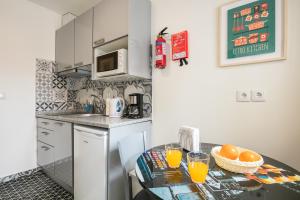 ポルトにあるÀ Francos Love Lair 2のキッチン(テーブル、オレンジジュース2杯付) +15枚の写真