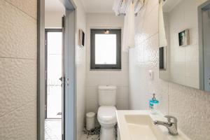 uma casa de banho branca com um WC e um lavatório em À Francos Love Lair 2 em Porto
