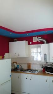 cocina con armarios blancos y fogones en "центр Ж/Д" en Rivne