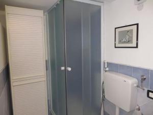 A bathroom at Maqueda Apartments