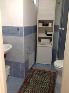 A bathroom at Maqueda Apartments