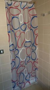 a shower curtain in a bathroom with a colorful at Appartamento a Villapiana Lido in Villapiana