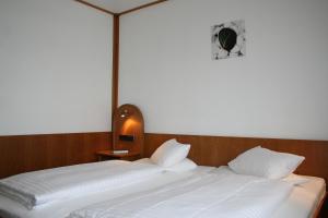 Cama ou camas em um quarto em Landhotel Margaretenhof