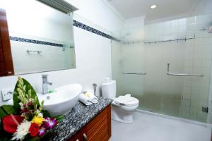 uma casa de banho com um lavatório, um WC e um espelho. em Aquarius Beach Hotel em Sanur
