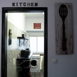 eine Tür in eine Küche mit einer Waschmaschine in der Unterkunft Lisbon Hostel Terminal 3 in Lissabon