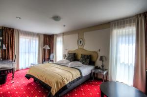 Säng eller sängar i ett rum på Hotel La Roseraie