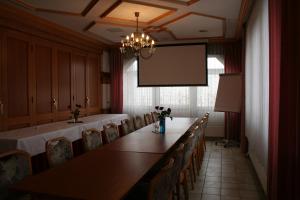 una sala conferenze con un lungo tavolo e sedie di Hotel Shawi Erzhausen a Erzhausen