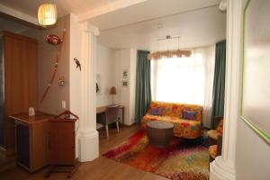 Posezení v ubytování Hotel La Roseraie