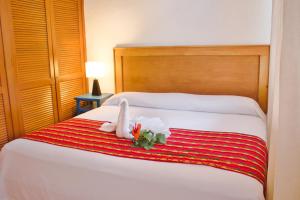 เตียงในห้องที่ Hotel Villas Colibrí Suites & Bungalows