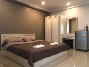een slaapkamer met een bed met twee handdoeken erop bij M. Swita เอ็ม.สวิต in Bangkok