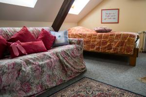 a living room with a couch and a bed at Hôtel de Bâle in Bantzenheim