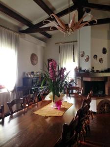 a dining room table with a vase of flowers on it at B&B Oasi di Venezia in Campalto