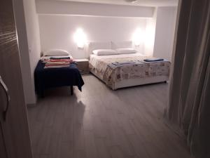 um quarto com uma cama e uma mesa em Casal San Domenico em Ischia