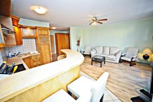 Kuchyňa alebo kuchynka v ubytovaní Apartamenty Haffnera by Grand Apartments