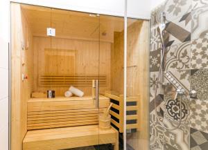 bagno con sauna e box doccia di Kitz Residenz by Alpin Rentals - 8 Apartments a Kaprun