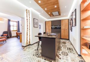 een open keuken met een bureau en een woonkamer bij Kitz Residenz by Alpin Rentals - 8 Apartments in Kaprun