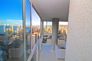 een balkon met uitzicht op de stad bij Residence Vacanza Torre Monaco in Benidorm