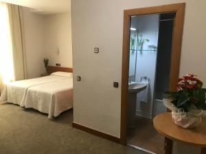 Postel nebo postele na pokoji v ubytování Hotel Pelayo