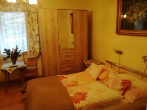 a bedroom with a bed and a dresser and a window at Paul-S Apartman in Bad Hofgastein