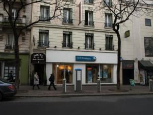 2 personnes marchant dans une rue en face d'un bâtiment dans l'établissement Hôtel des Buttes Chaumont, à Paris