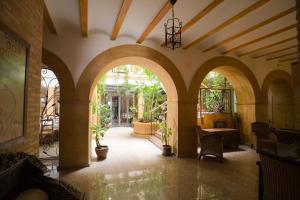 un couloir vide avec des arches dans une maison dans l'établissement Hospedería Bodas de Camacho, à Munera