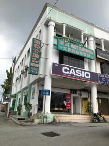 a large building with signs on the front of it at Hotel dan Restoran Seri Kangsar in Kuala Kangsar