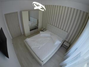 
Un pat sau paturi într-o cameră la Sea View White Lotus nr9 Apartments Mamaia
