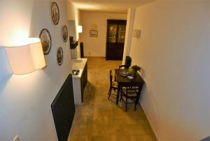 a hallway with a kitchen and a table with chairs at La casetta a Torre di Palme in Fermo