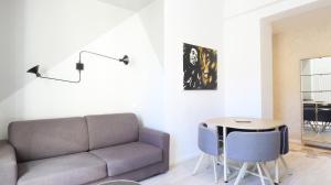 een woonkamer met een bank en een tafel bij Apartment Port in Nice