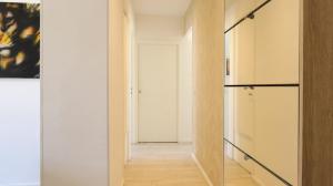 een hal met een deur naar een kamer bij Apartment Port in Nice