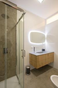 uma casa de banho com um lavatório e um chuveiro em Nuovissimo e luminoso appartamento centro Pordenone em Pordenone