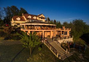 einen Luftblick auf ein großes Haus mit einer Veranda in der Unterkunft Pansion Rody in Gornja Stubica