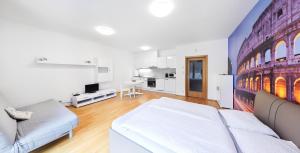 Garden Towers Apartments في براغ: غرفة معيشة مع أريكة بيضاء وجدار من الطوب الأحمر