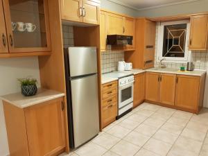 A kitchen or kitchenette at Cosy Apartment with patio