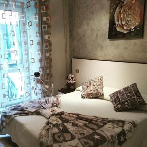 ラ・スペツィアにあるForesteria Del Pescatoreのベッドルーム1室(ベッド2台、窓付)
