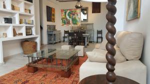 een woonkamer met een tafel, een bank en stoelen bij Apartamento en casco antiguo Moratalla in Moratalla