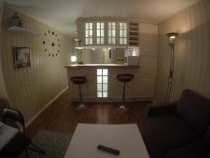 ein Wohnzimmer mit einer Bar in der Zimmerecke in der Unterkunft Apartment near the airport in Tromsø
