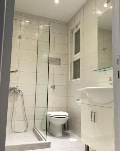 Ванная комната в Spacious & Sunny Kolonaki Apt 5 mins metro/ACx3/1.5 BT