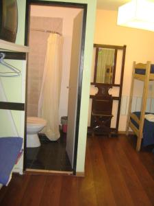 Palermo Soho Hostel في بوينس آيرس: حمام مع مرحاض ومغسلة ومرآة