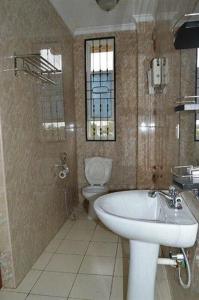 y baño con lavabo y aseo. en ShaMooL Hotel, en Dar es Salaam