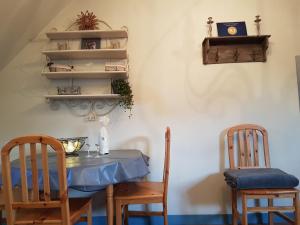 a table with two chairs and a blue table cloth at La Petite Parenthèse in Honfleur
