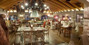 Reštaurácia alebo iné gastronomické zariadenie v ubytovaní Kazarma Hotel