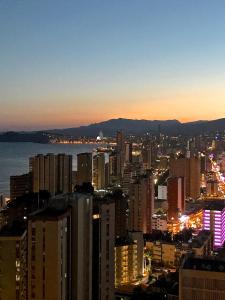 een uitzicht op een stad 's nachts met gebouwen bij Residence Vacanza Torre Monaco in Benidorm