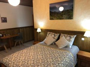 Postel nebo postele na pokoji v ubytování Auberge Desprairies