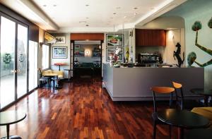 A kitchen or kitchenette at Hotel Nautic B&B