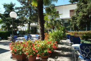 A garden outside Hotel Nautic B&B