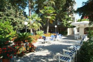 A garden outside Hotel Nautic B&B