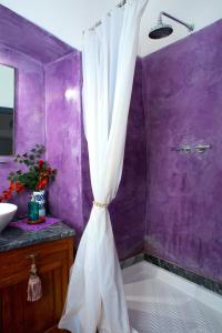 a purple bathroom with a tub and a shower curtain at I Glicini in Lerici