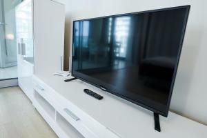 Televízia a/alebo spoločenská miestnosť v ubytovaní Garden Towers Apartments